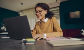 Professor conduzindo aula de conversa��o online