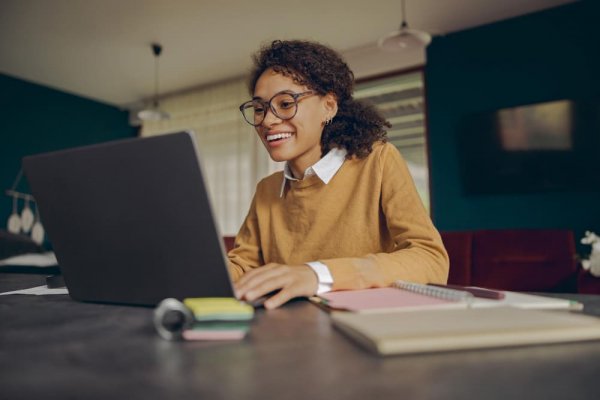 Professor conduzindo aula de conversa��o online