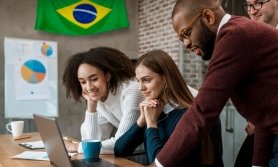 Aula de portugu�s para estrangeiros em sala moderna