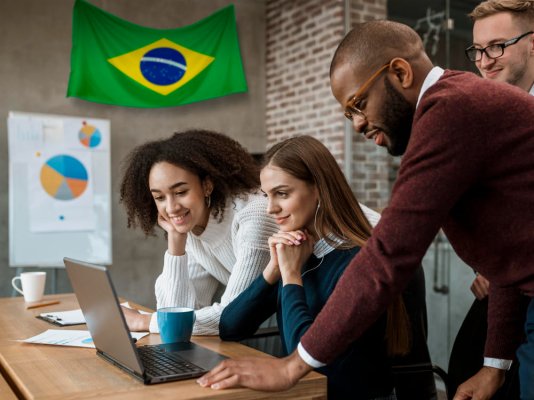 Aula de portugu�s para estrangeiros em sala moderna