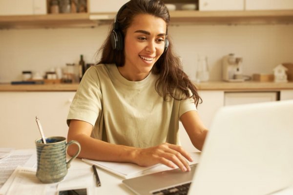 Estudante aprendendo português online Estudante aprendendo português online