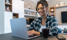Aluno estudando Portugu�s Brasileiro online