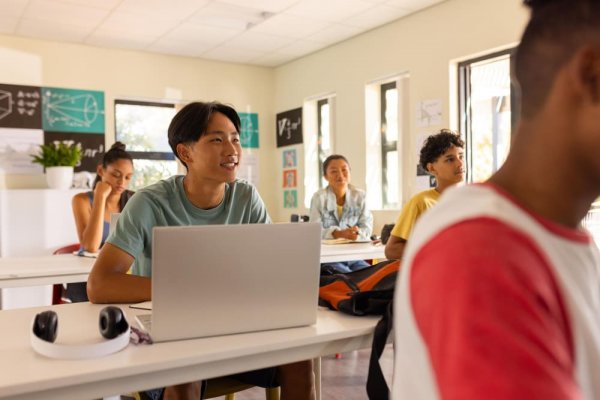 Aula de Português Brasileiro em sala moderna Aula de Português Brasileiro em sala moderna