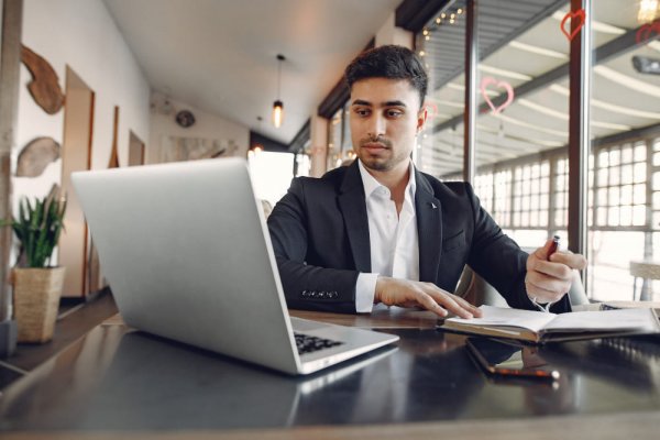 Executivo estudando portugu�s em ambiente corporativo