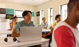 Aula de Portugu�s Brasileiro em sala moderna