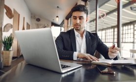 Executivo estudando portugu�s em ambiente corporativo