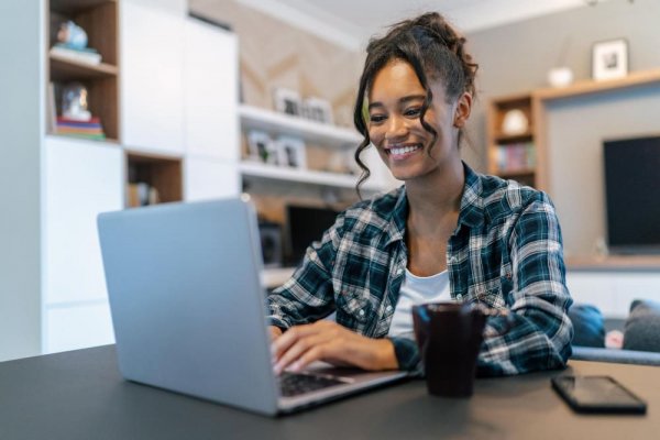 Aluno estudando Portugu�s Brasileiro online
