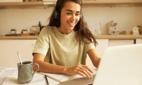 Estudante aprendendo portugu�s online